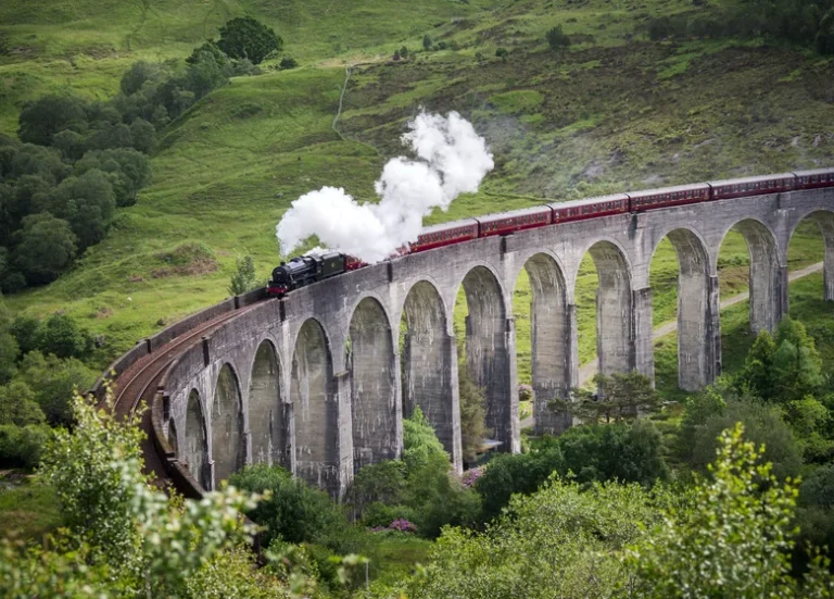 Glenfinnan-Viaduct-In-Scotland_Harrypotterzug_C_Wanderluster_Gettyimages-1180467592@2X